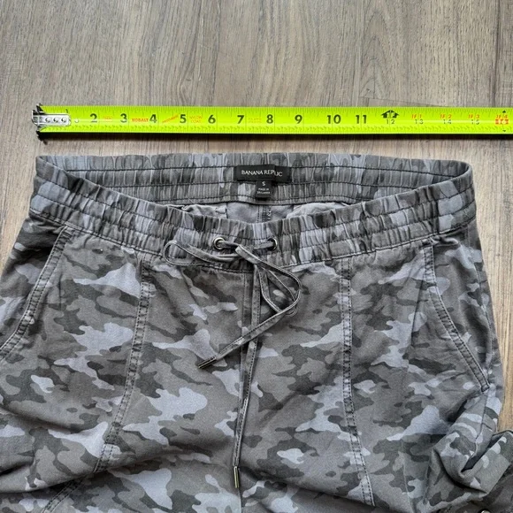 Banana Republic Gray Camouflage Cargo Joggers - Size Small - Picture 4 of 13